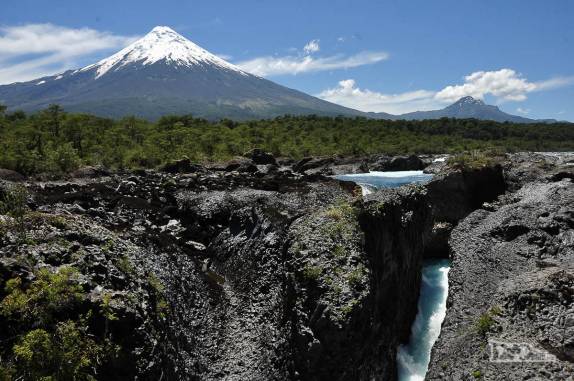 Canyons cavados pela lava vulcânica do vulcão Osorno e hoje ocupados pelas águas do rio Petrohué, no Parque Nacional Vicente Pérez Rosales,  região de Puerto Varas, no sul do Chile